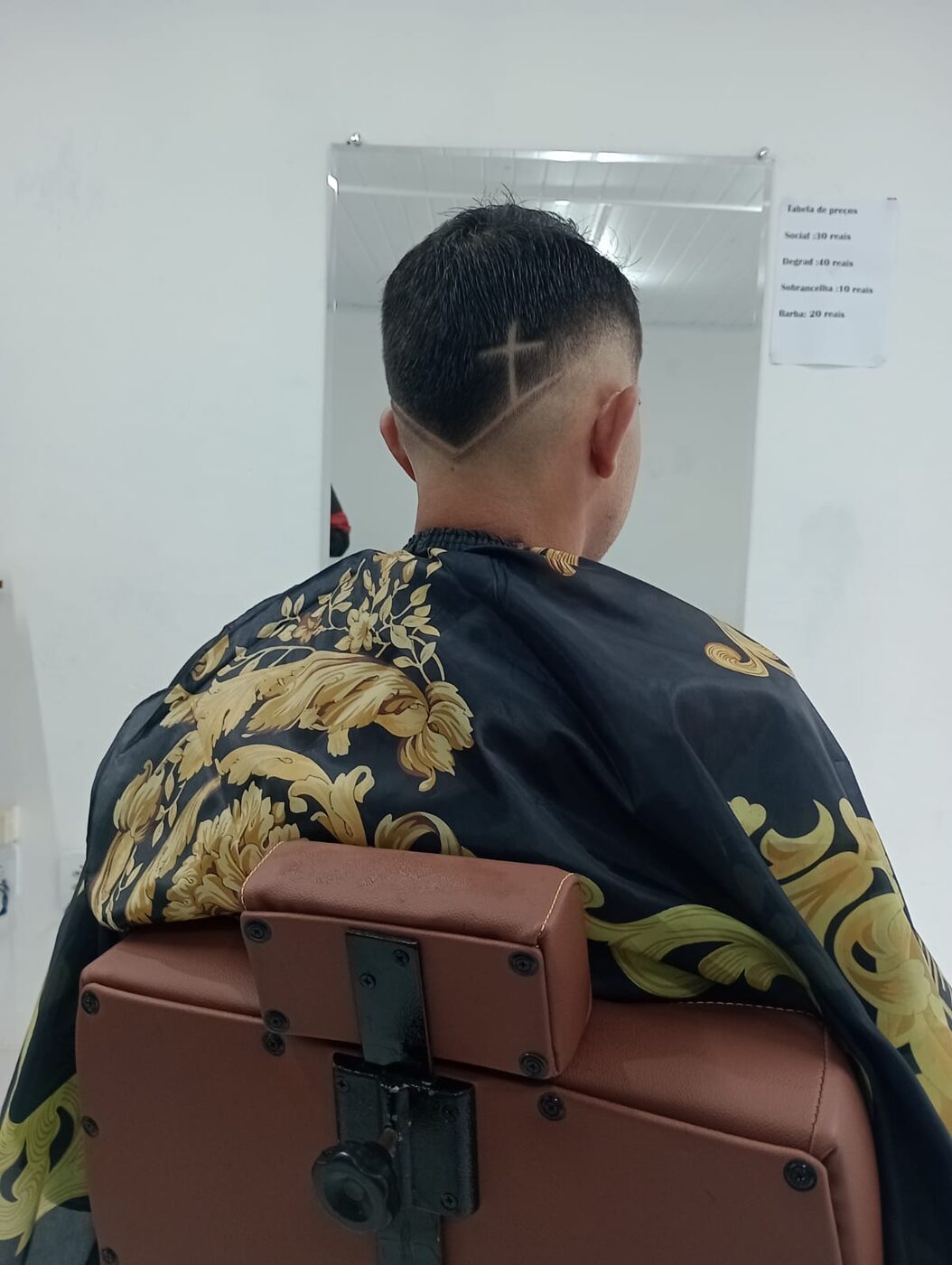 Corte com desenho de cruz e degradê