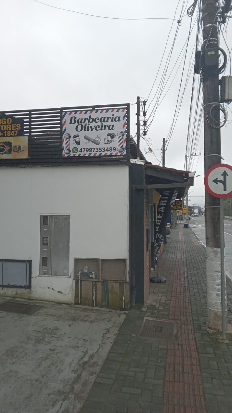 Placa da Barbearia Oliveira na rua